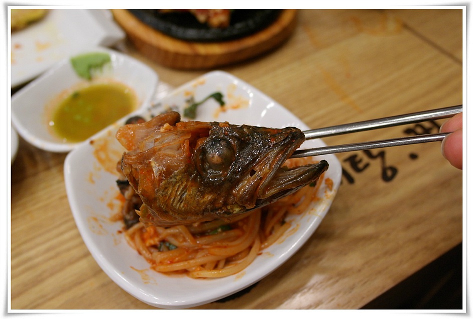 앞접시에 담은 동태 머리