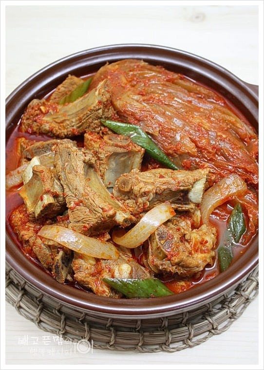 휴일 푸짐하게 한 냄비 끓여 드세요~ 돼지갈비 묵은지찜.