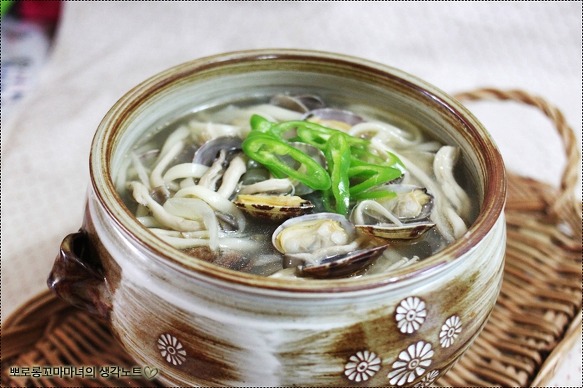 [바지락 버섯칼국수]시원한 국물맛에 반하는 바지락 버섯칼국수