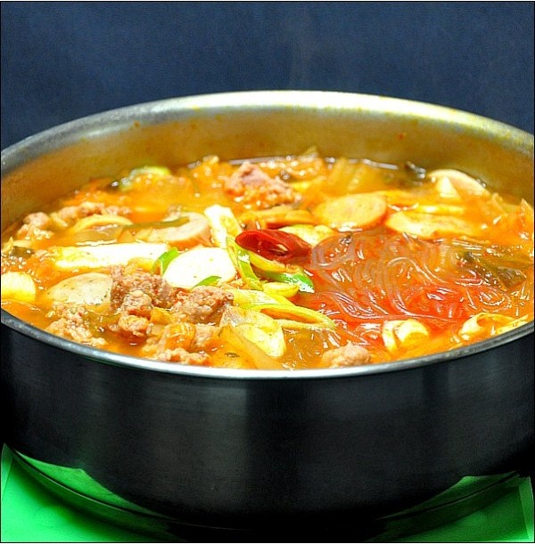 다른 반찬이 필요없는 션한맛의 소시지 김치찌개