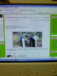 홍덕문선생 묘지 표지석을 확인하는 일행들