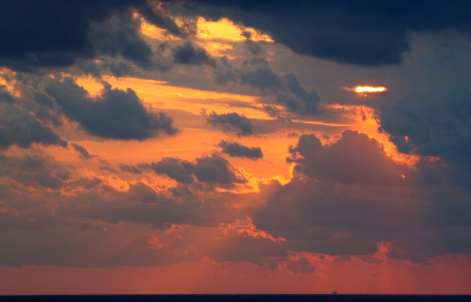 30분간 비 구름을 뚫고 얼굴을 내 비치는 빛