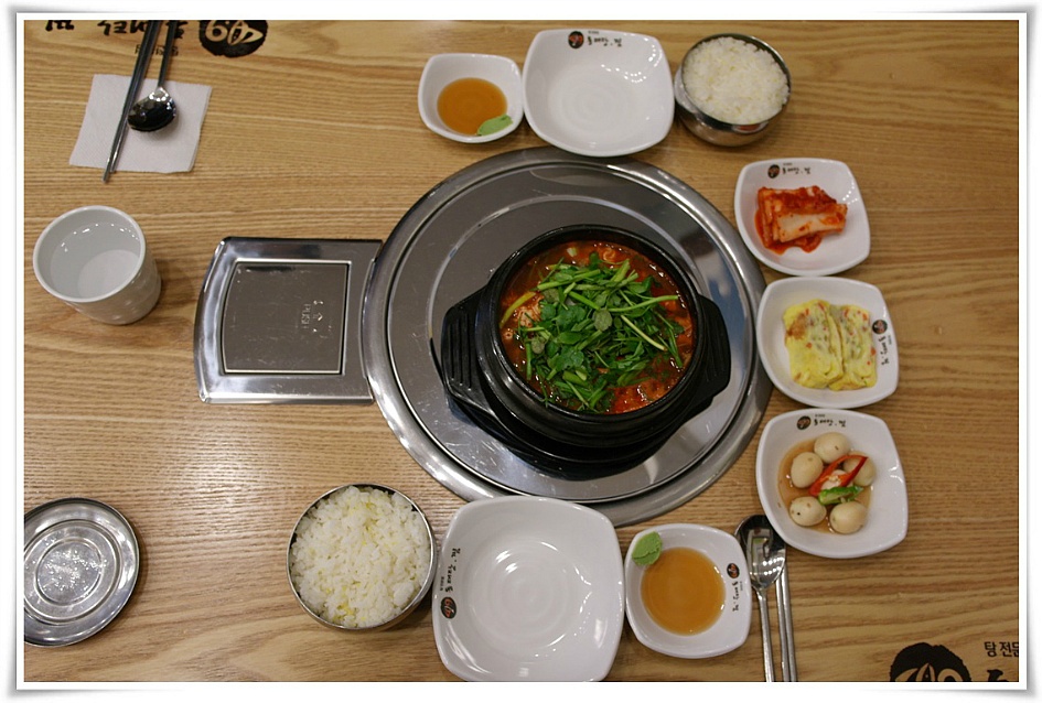 상에 차려져 있는 동태탕과 기본 반찬들