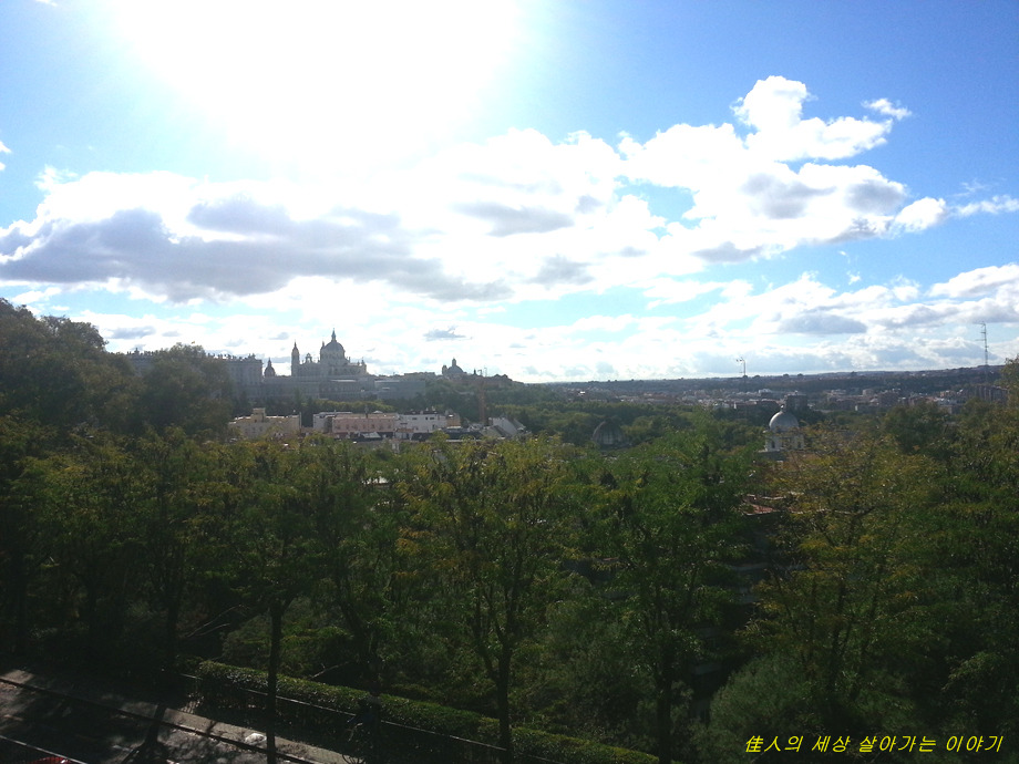 마드리드 왕궁(Palacio Real de Madrid)과 스페인 국기