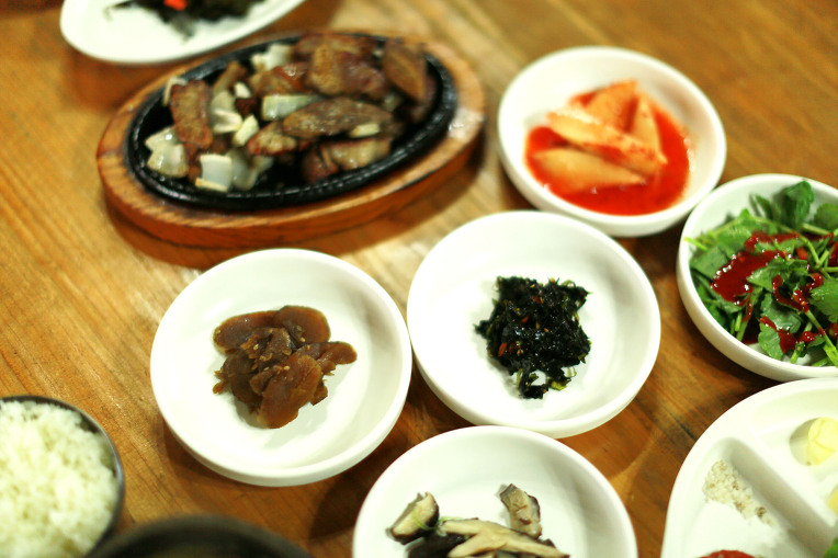 말의 귀를 닮은  마이산에서 먹는 등갈비구이