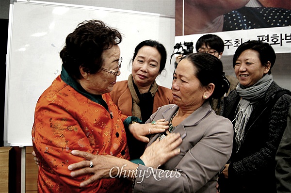 베트남 학살 피해자 앞에 무릎꿇은 명진 스님