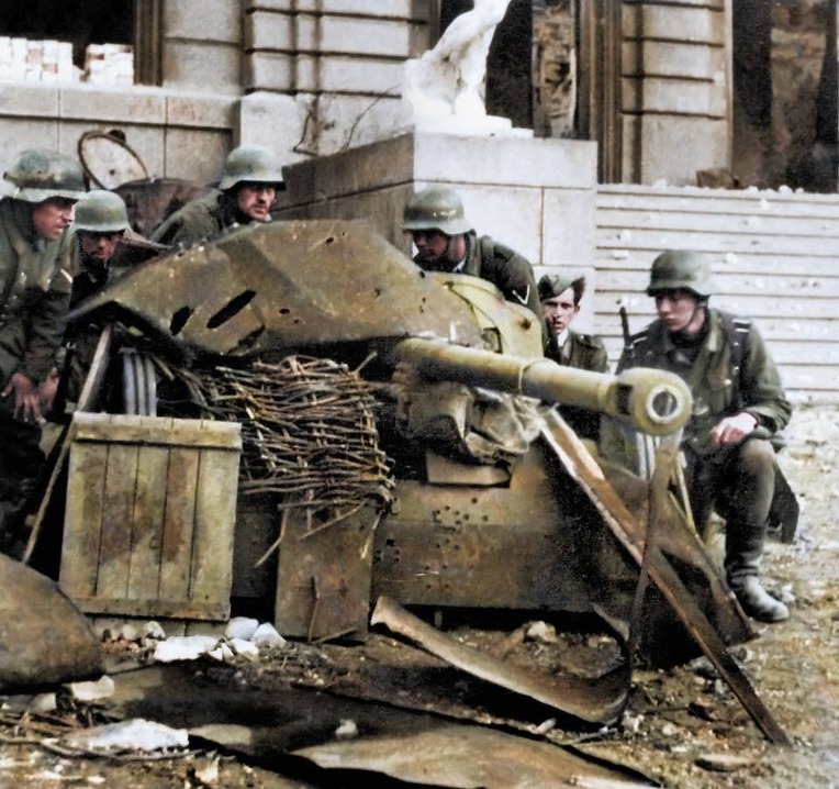 스탈린그라드 문화원 앞 포진 독일군 50mm PAK 38 대전차포- German 50mm Pak 38 AT Gun in front of Palace of Culture stalingrad