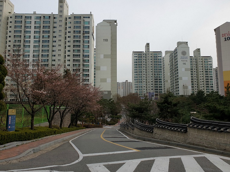 산책을 하면 기분이 좋아져요/ 우리 아파트에서 ....