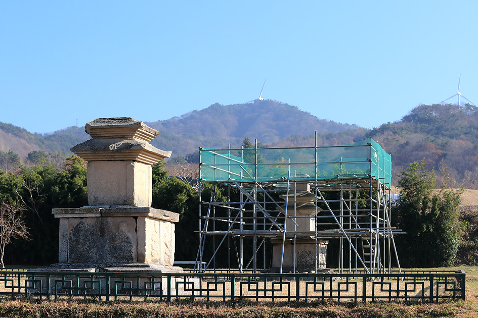 [숭복사지삼층석탑(崇福寺址三層石塔)] 2018.11.29 현재, 문화재자료 제94호  숭복사지삼층석탑은 보수공사 진행 중이다 / 토함