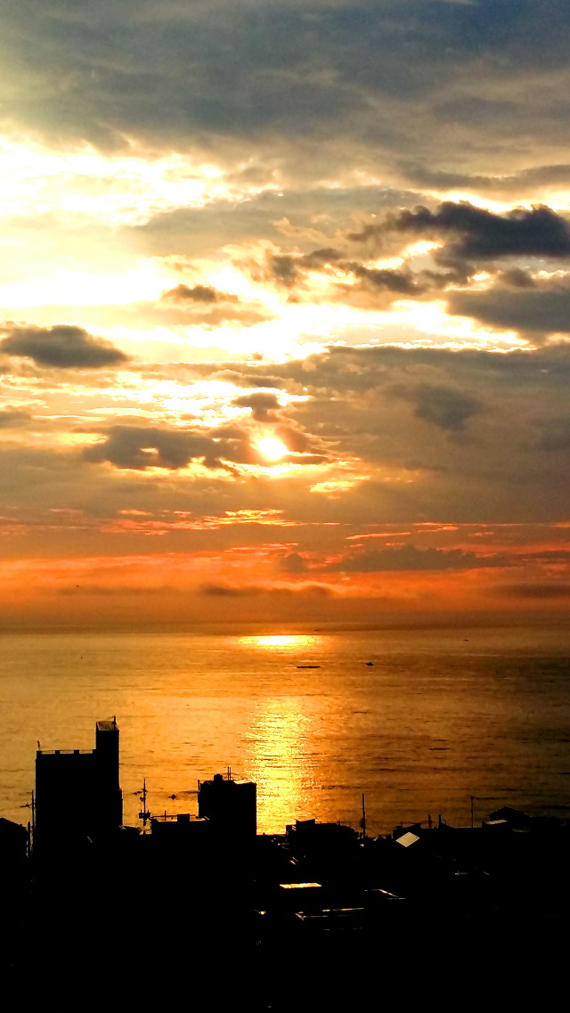 장마 중에서 아침바다의 하늘빛을 봅니다.