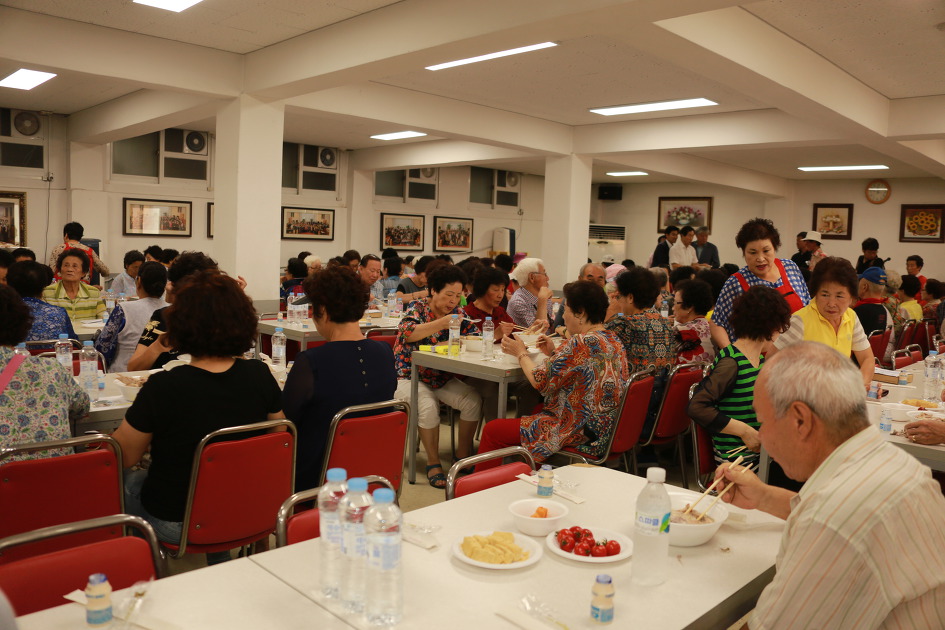 연희1동 새마을금고 어르신들 모시고 삼계탕 봉사하다 